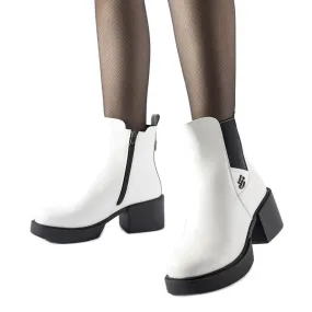 Bottes isolées blanches avec un bloc massif